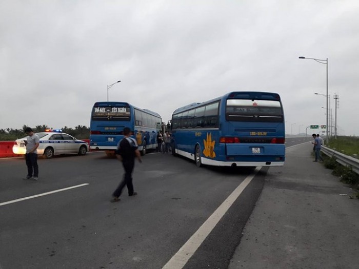 Hai xe khách cố tình chắn ngang cao tốc Hà Nội- Hải Phòng được cho là phản đối việc tăng phí. Ảnh: Otofun