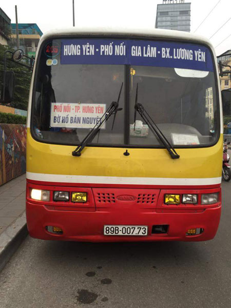 Xe khách sơn và đeo phù hiệu giống hệt xe buýt.