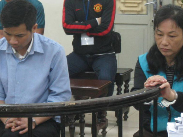 Triệu Thị Trần Băng (bên phải) cùng đồng phạm tại phiên tòa