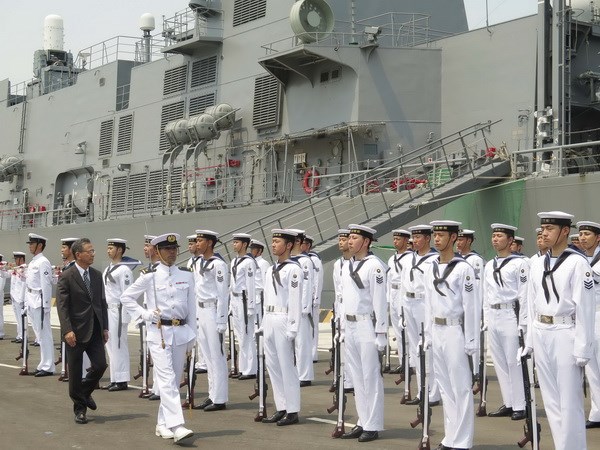 Đại sứ​ Nhật Bản tại Việt Nam Fukada Hiroshi duyệt đội danh dự tại lễ đón hai tàu huấn luyện thuộc lực lượng tự vệ trên biển Nhật Bản. (Ảnh: Tiên Minh/TTXVN)