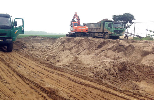 Huyện Sóc Sơn hiện có 23 bãi chứa trung chuyển vật liệu xây dựng trái phép. Ảnh minh họa