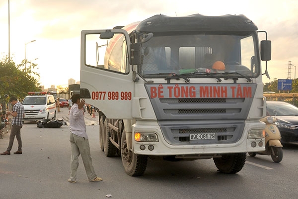 Hiện trường vụ TNGT giữa xe ô tô chở bê tông tươi với xe máy tại đường Vành đai 3 - Tam Trinh (Hà Nội) ngày 12/11/2015 làm 1 người chết - Ảnh: Tạ Tôn