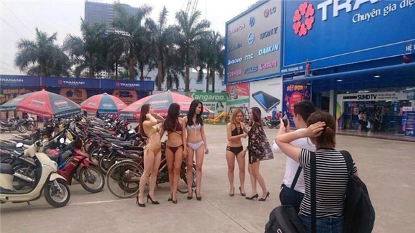 Siêu thị Trần Anh tại Phạm Hùng bị dư luận "ném đá" sau khi có nhiều tiếp viên, người mẫu tiếp thị điều hòa từ ngoài cổng vào...