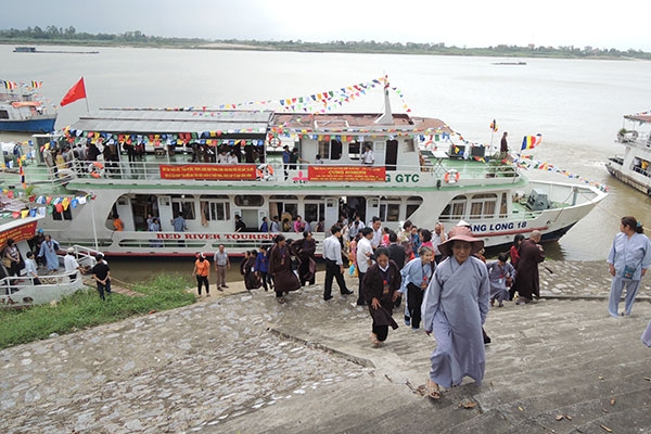 Đội tàu du lịch duy nhất trên sông Hồng của Hà Nội bị đình chỉ chưa biết đến khi nào vì không có nơi đón khách (ảnh chụp năm 2013, thời điểm đội tàu đang hoạt động)