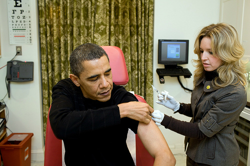 Một y tá thuộc Đơn vị Y tế Nhà Trắng tiêm cho Tổng thống Obama. Ảnh: Nhà Trắng