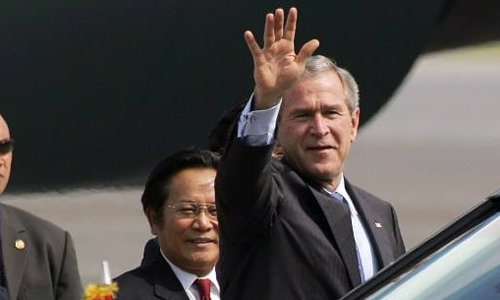 Tổng thống Mỹ George Bush đến thăm Việt Nam hồi 2006. Ảnh: AFP