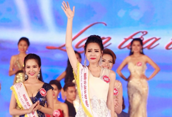 Phạm Thùy Trang bật khóc khi đăng quang Hoa hậu Biển Việt Nam năm 2016. (Ảnh: VTV)
