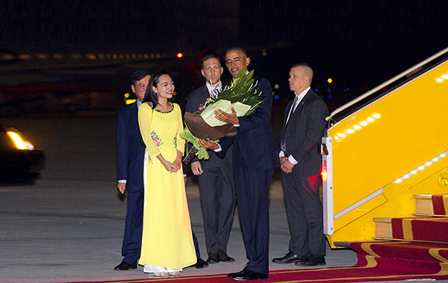 Hình ảnh Mỹ Linh tặng hoa chào mừng Tổng thống Obama (ảnh: AP)