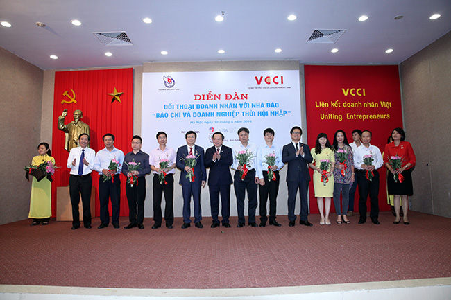 Phó Chủ tịch Quốc Hội Phùng Quốc Hiển, Chủ tịch Hội nhà báo Thuận Hữu và Chủ tịch VCCI Vũ Tiến Lộc tặng kỷ niệm chương và hoa cho lãnh đạo các báo.