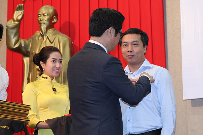 Cũng nhân dịp kỷ niệm 91 năm Ngày báo chí Cách mạng Việt Nam, VCCI đã trao tặng kỷ niệm chương 