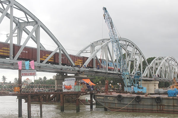 Cầu Ghềnh mới đã nối thông đôi bờ sông Đồng Nai cho những chuyến tàu đi qua - Ảnh: Vĩnh Phú