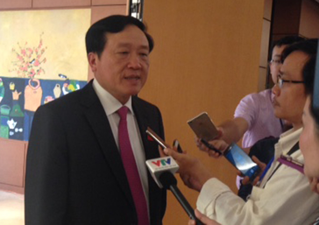 Chánh án Nguyễn Hoà Bình trao đổi với báo giới bên hành lang Quốc hội chiều 28/7.