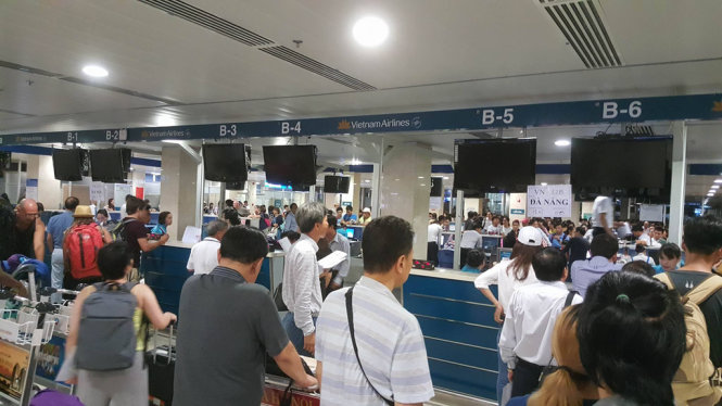 Cơ quan chức năng buộc phải tắt các màn hình tại sân bay Tân Sơn Nhất (Ảnh Tuổi Trẻ)