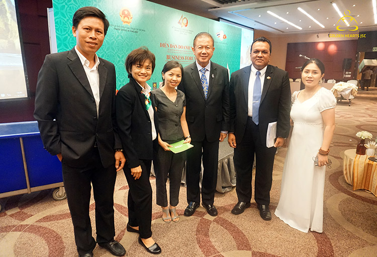 Bà Sridevi Tố Hải chụp cùng ông Sanan Augubolkul (thứ 3 từ phải qua)- Chủ tịch hội đồng thương mại Thái Lan - Việt Nam, Ông Rakesh Singh (thứ 2 từ phải qua)- Tổng thư ký hội đồng thương mại Thái Lan - Việt Nam và các doanh nhân Thái Lan tại diễn đàn.