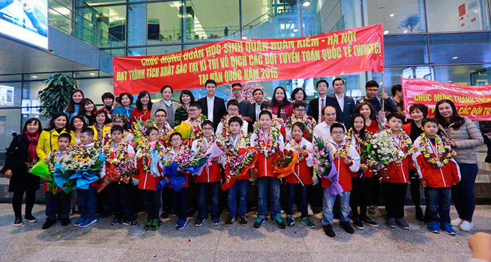 Đêm ngày  27/11/2016, đoàn về tới sân bay Nội Bài an toàn trong sự chào đón hân hoan, nồng nhiệt , trong niềm hạnh phúc vỡ òa của Phòng giáo dục và đào tạo quận Hoàn Kiếm, của BGH, giáo viên, PHHS, Học sinh các nhà trường có học sinh dự thi.