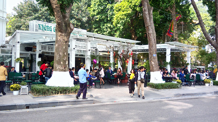 Quán cafe nổi tiếng khu vực hồ Hoàn Kiếm đã mở ngay từ ngày mùng 1 tết thu hút nhiều khách