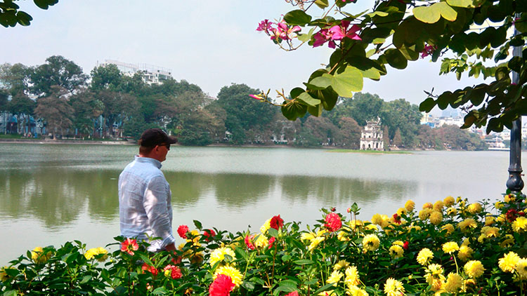 Rất nhiều hoa được trồng xung quanh hồ Hoàn kiếm, tập chung lượng lớn người kéo về đây chụp những bức ảnh kỷ niệm đầu xuân