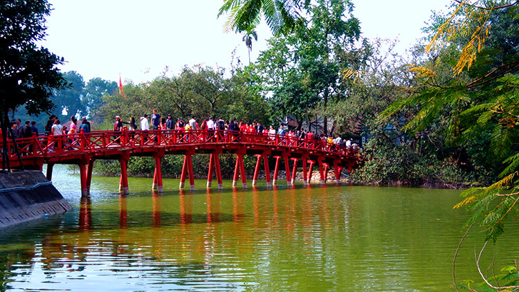 Cầu Thê Húc là điểm mà du khách tới Hà Nội không thể bỏ qua.