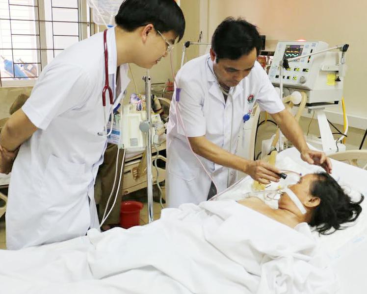 Bệnh nhân Nguyễn Thị Ng đang được các bác sĩ cấp cứu