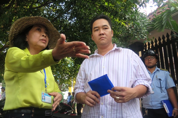 Bà Trương Thị Minh Tín giải thích và cương quyết xử lý vi phạm đối với các tài xế đỗ ô tô trên vỉa hè