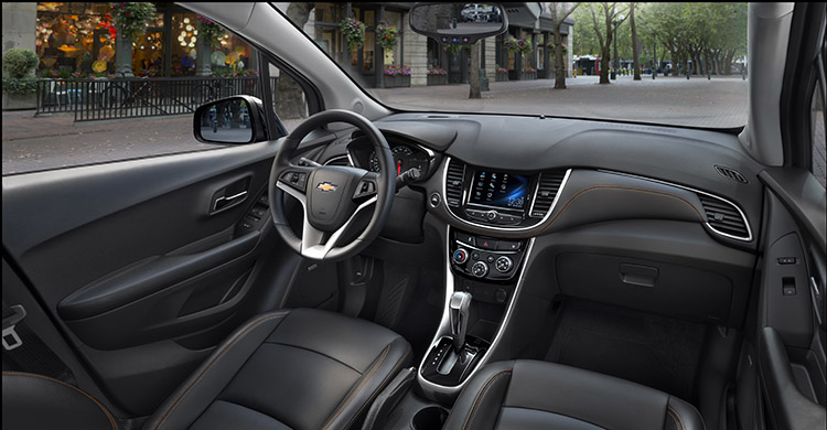 Phong cách trang nhã và tinh tế vẫn tiếp tục được phát huy với thiết kế nội thất. Bảng điều khiển xe Chevrolet Trax được thiết kế mới với tông màu viền ngoài đối lập tạo cảm giác sang trọng và hiện đại. Nổi bật trên mặt táp lô là hệ thống thông tin giải trí với màn hình cảm ứng màu 7 inch. Lối thiết kế buồng lái kép đặc trưng của Chevrolet trở nên biểu cảm hơn với táp lô phía trên chạy liền mạch ngang qua bảng điều khiển được thiết kế lại khiển tạo cảm giác rộng rãi hơn. 