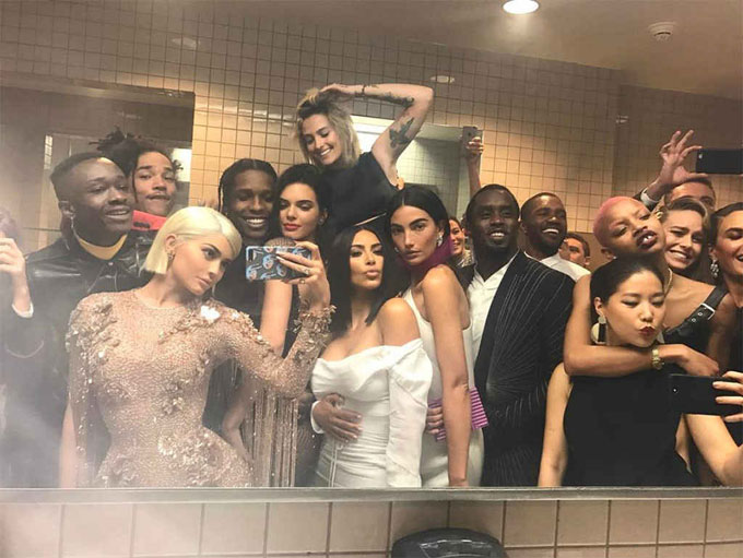 Kylie Jenner khởi xướng màn selfie tập thể tại phòng vệ sinh VIP của Bảo tàng Nghệ thuật Metropolitan trong suốt đêm hội thời trang Met Gala tối 1/5. Hơn chục nghệ sĩ cả nam và nữ chen chúc góp mặt trong bức hình của cô út nhà Kardashian. Kylie chú thích về bức ảnh: 