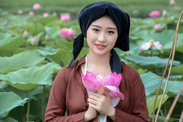 Nguyễn Thu Hiền, sinh năm 1993, đang công tác tại Bảo hiểm Quân đội. Thu Hiền không phải là một người mẫu nhưng cô đam mê vẻ đẹp của nghệ thuật, đặc biệt là vẻ đẹp của các mùa hoa Hà Nội qua ống kính của các nhiếp ảnh gia.