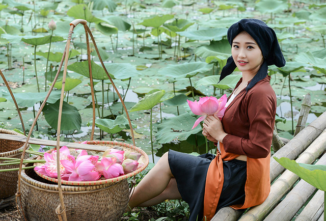 Hiện nay, Thu Hiền đã chụp được bộ ảnh với hoa sen, hoa phượng, hoa loa kèn.