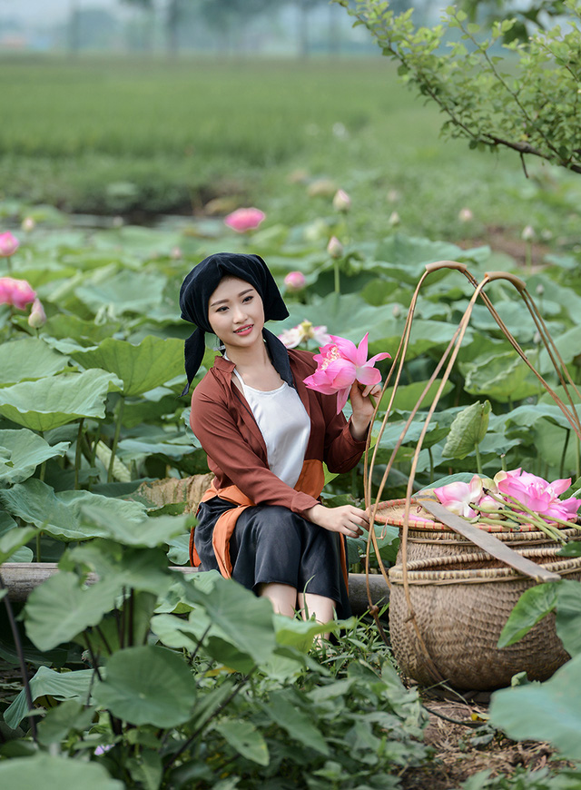Với hoa sen, Thu Hiền vào vai một người phụ nữ Việt Nam xưa. Cô cho rằng hình tượng con người này rất phù hợp với hoa sen.
