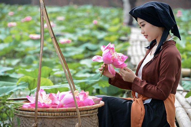 Thu Hiền tái hiện hình ảnh của người phụ nữ Việt Nam trong xã hội cũ với trang phục trên người là chiếc áo tứ thân, kết hợp với váy đụp và khăn mỏ quạ màu đen.