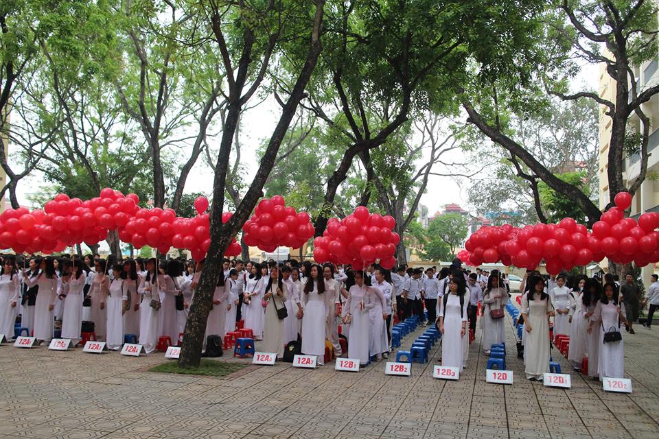 Buổi lễ bế giảng của Trường THPT Nguyễn Gia Thiều kết thúc với nhiều tiếng cười.