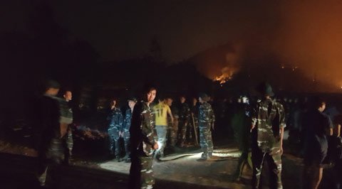 Lực lượng bộ đội tham gia cứu hỏa, dập cháy rừng Sóc Sơn trong đêm 5/6