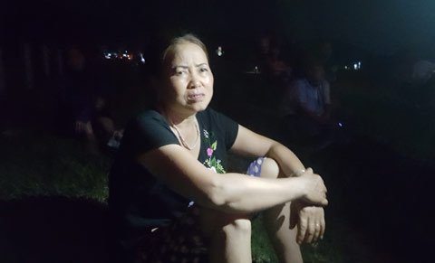 Bà Phạm Thị Chúc bồn chồn nhìn đám cháy đang lan về phía 5.000m2 trồng keo, bạch đàn của gia đình