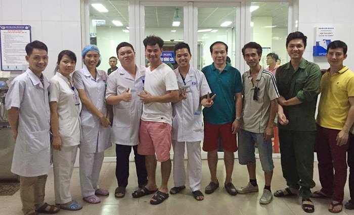 Nghệ sĩ Xuân Bắc cùng các đồng nghiệp chụp ảnh kỷ niệm với các bác sĩ.