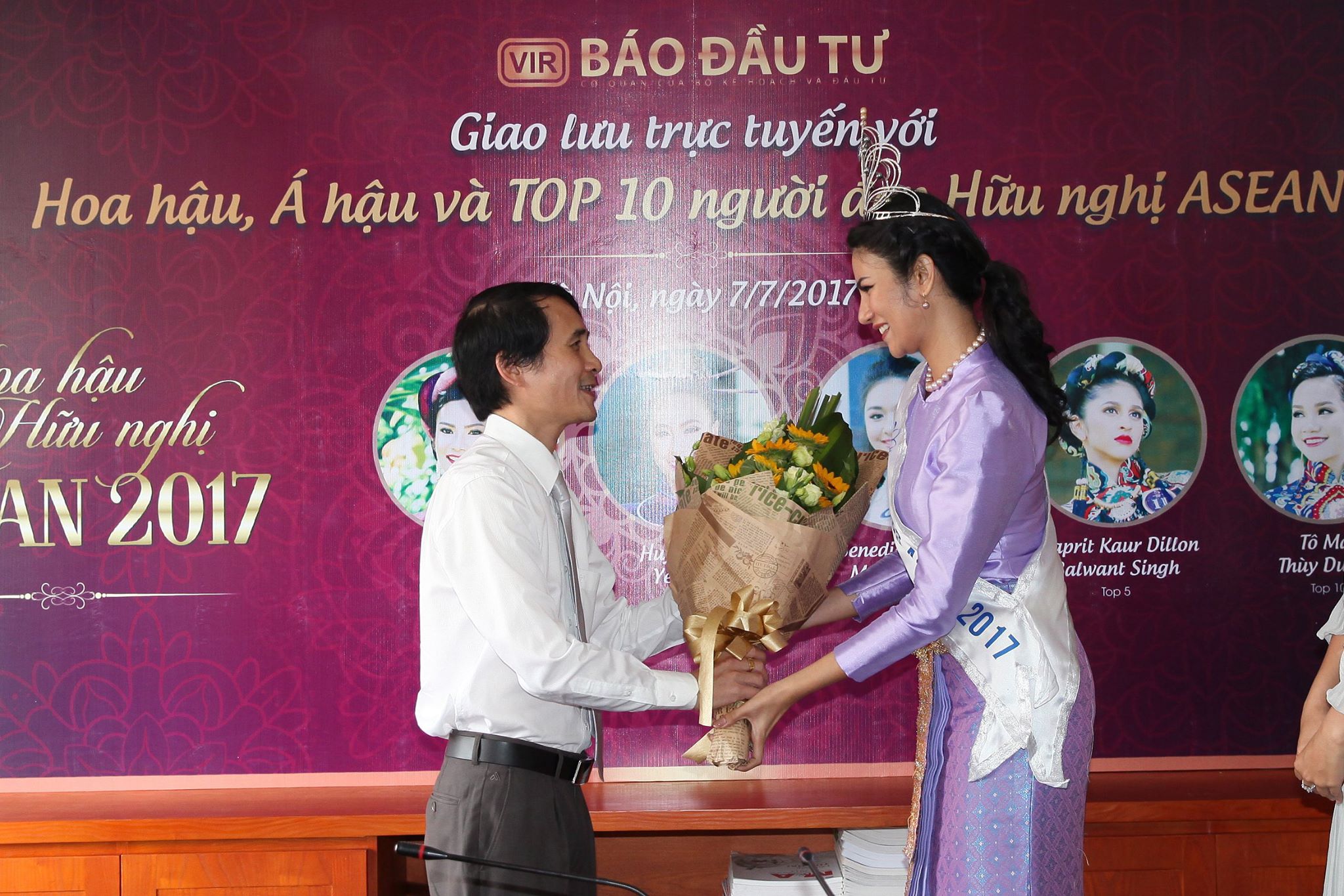 Phó tổng Biên tập thường trực Báo Đầu tư Bùi Đức Hải tặng hoa cho Hoa hậu Nuttanan Naree (quốc tịch Thái Lan)