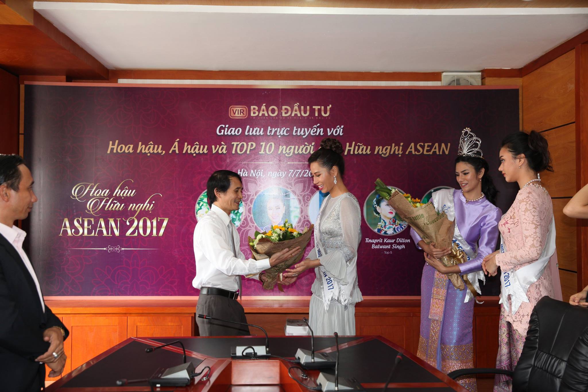 Ông Bùi Đức Hải tặng hoa cho Á hậu 1 Huỳnh Thị Yến Nhi. Cô cũng đồng thời sở hữu danh hiệu Người đẹp du lịch - Miss ASEAN Frendship 2017