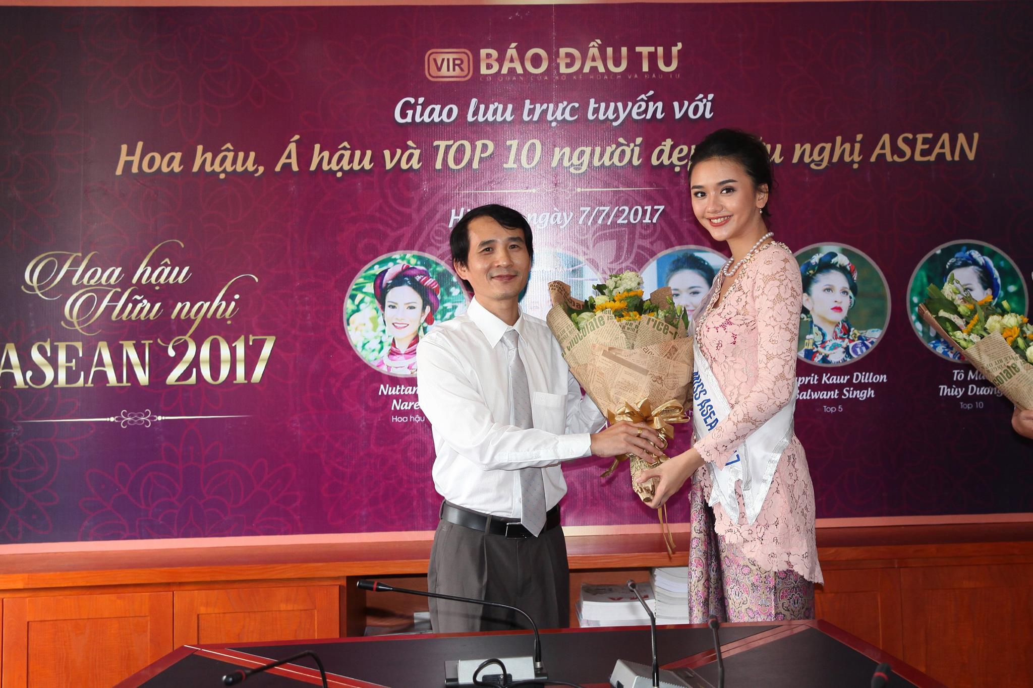 Ông Bùi Đức Hải tặng hoa cho Á hậu 2 Benedicta Heda Mercy Charis đến từ Indonesia. Cô cao 1m71, nặng 51kg, số đo ba vòng 81-63-91
