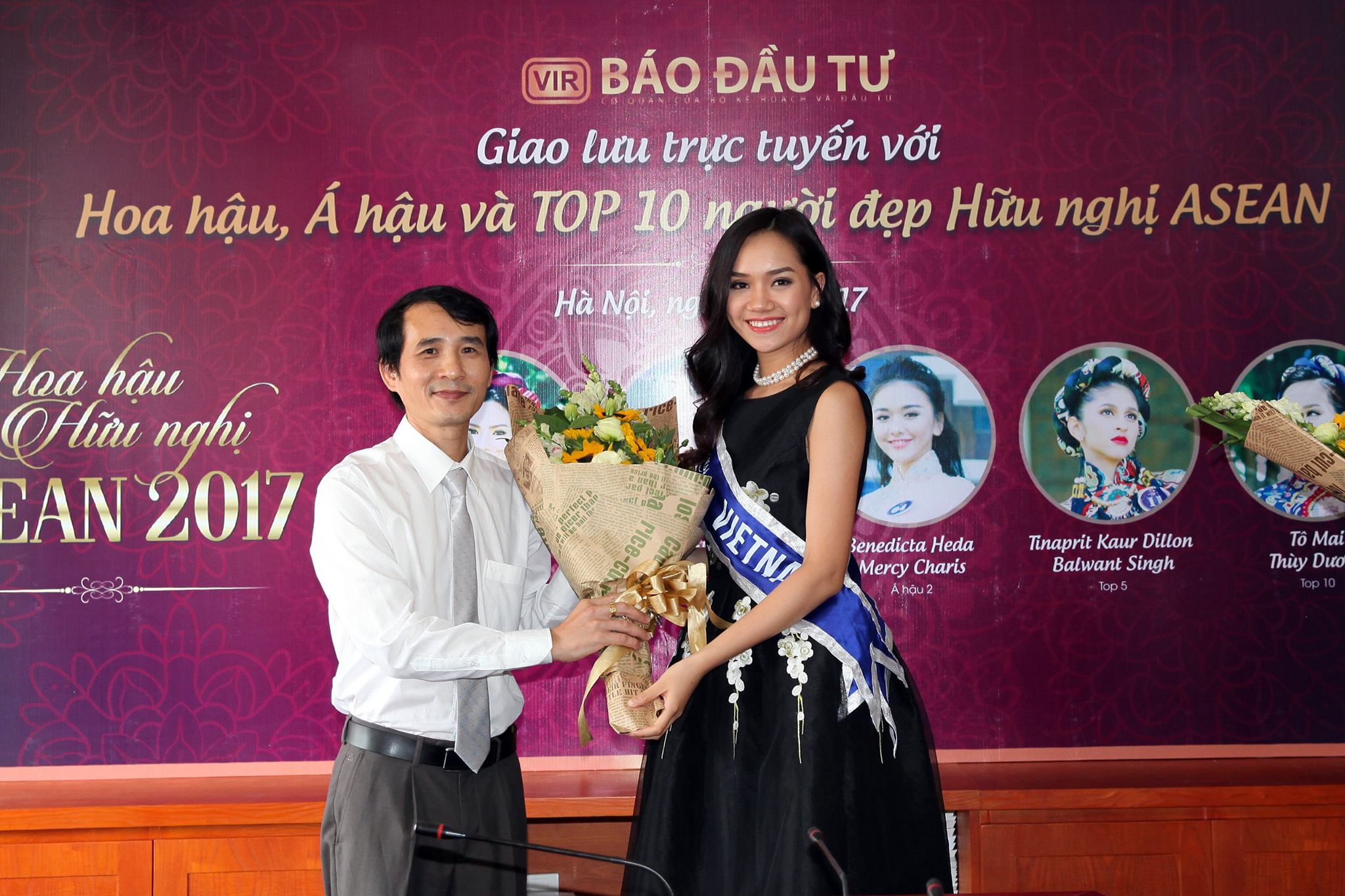 Ông Bùi Đức Hải tặng hoa cho người đẹp Tô Mai Thuỳ Dương - Top 10 Miss ASEAN Frendship 2017