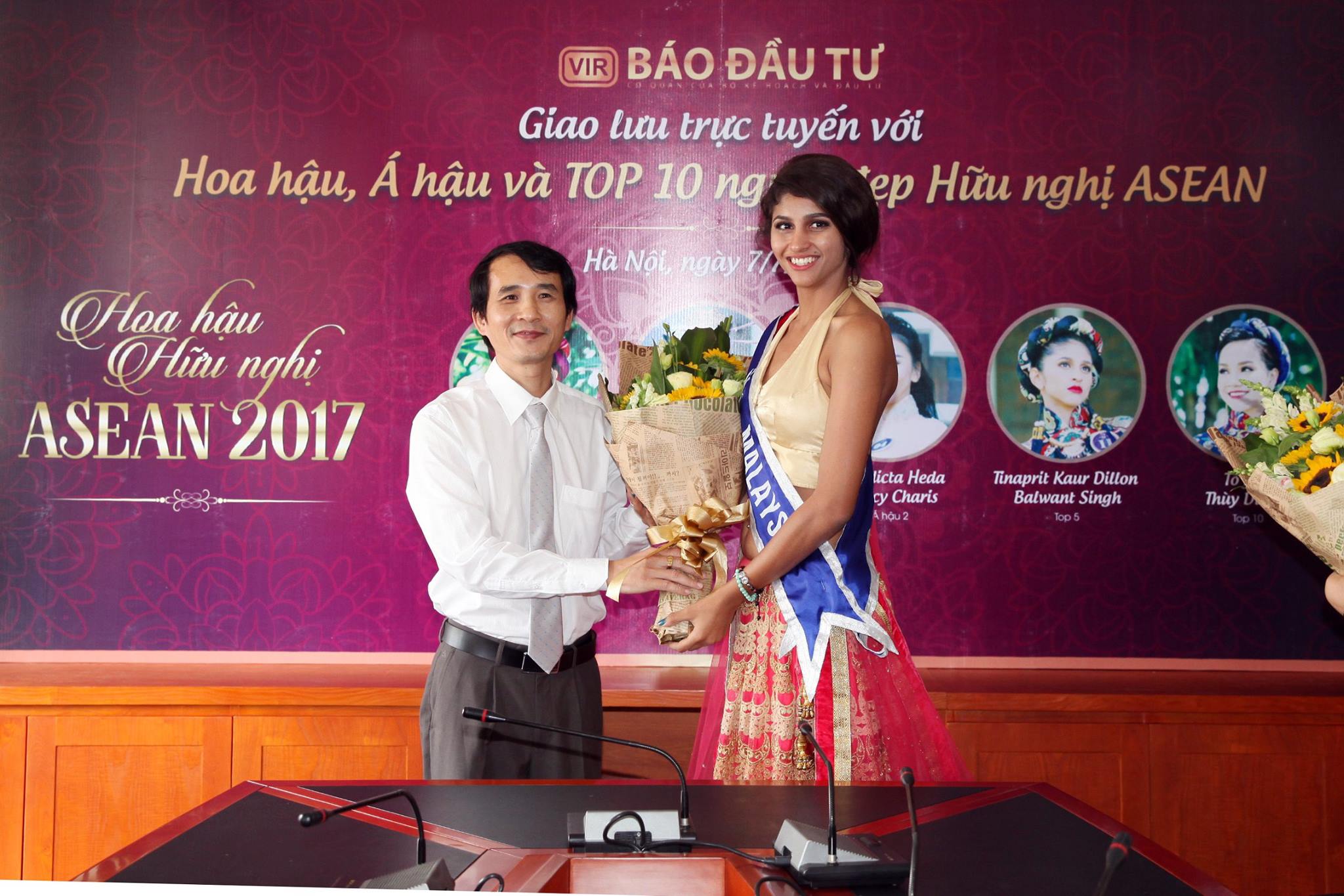 Ông Bùi Đức Hải tặng hoa cho người đẹp Tinaprit Kaur Dillon Balwant Singh đến từ Malaysia - Top 5 và là Người đẹp thân thiện của Miss ASEAN Frendship 2017