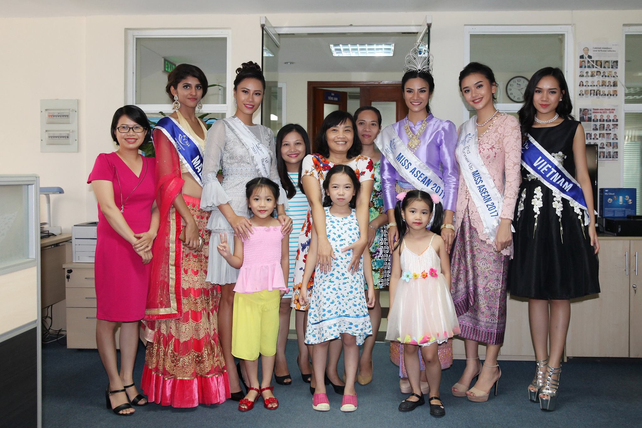 Hoa hậu, Á hậu và Top 10 Miss ASEAN Frendship 2017 chụp ảnh lưu niệm với các Cán bộ, Phóng viên và các 