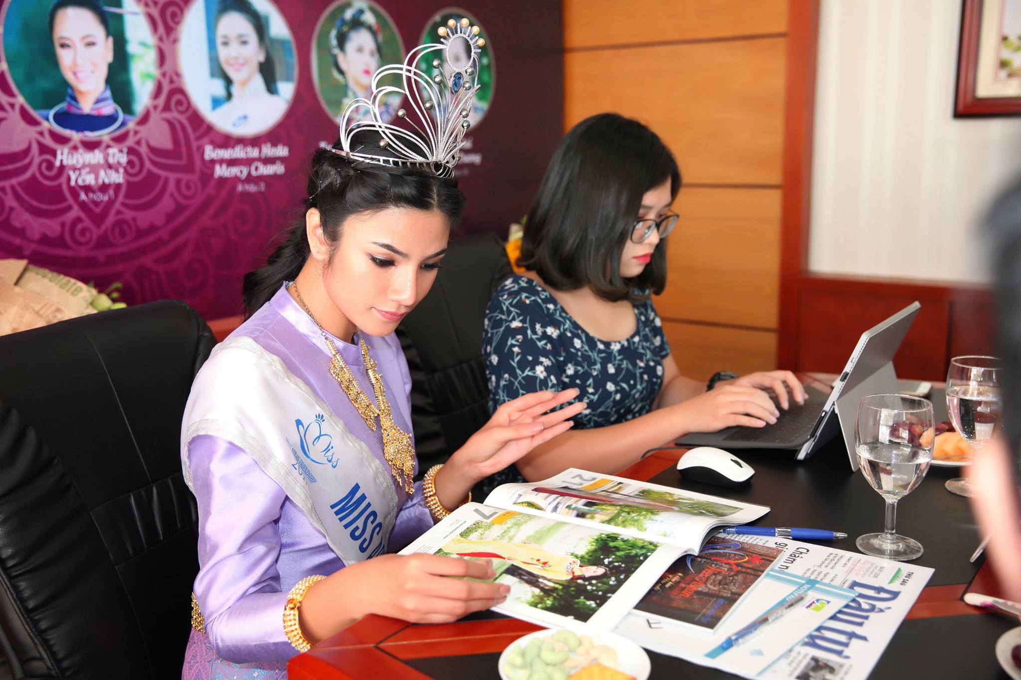 Hoa hậu Nuttanan Naree bên những ấn phẩm truyền thông chính thức cho đã đi cùng mình suốt cuộc thi