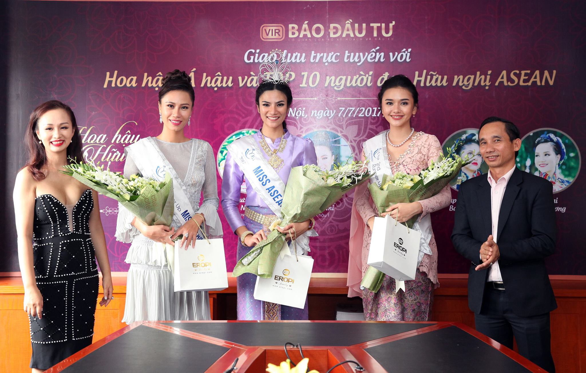 Hoa hậu, Á hậu và Top 10 Miss ASEAN Frendship 2017 nhận quà từ Ban tổ chức
