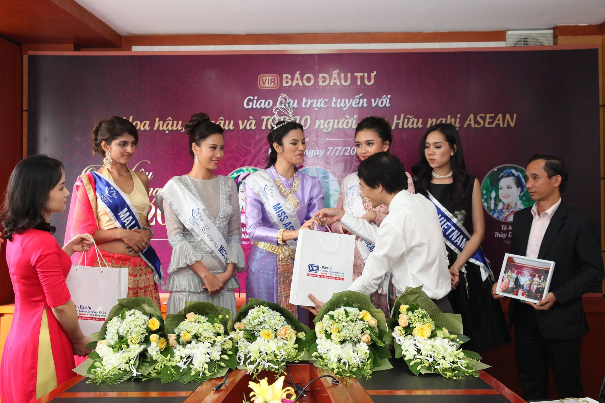 Phó tổng Biên tập thường trực Báo Đầu tư tặng quà lưu niệm cho Hoa hậu, Á hậu và Top 10 Miss ASEAN Frendship 2017