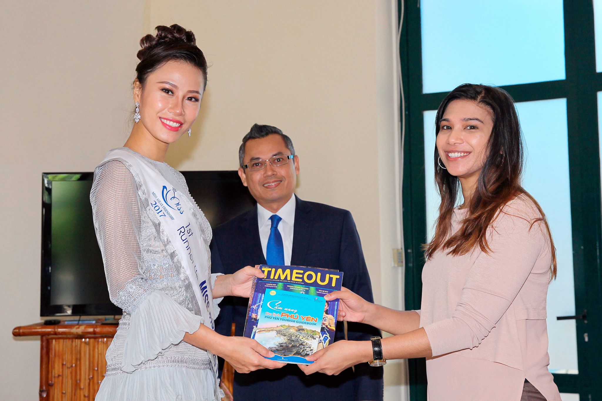 Á hậu 1 Huỳnh Thị Yến Nhi tặng ấn phẩm truyền thông chính thức cho giải tới nhân viên Đại sứ