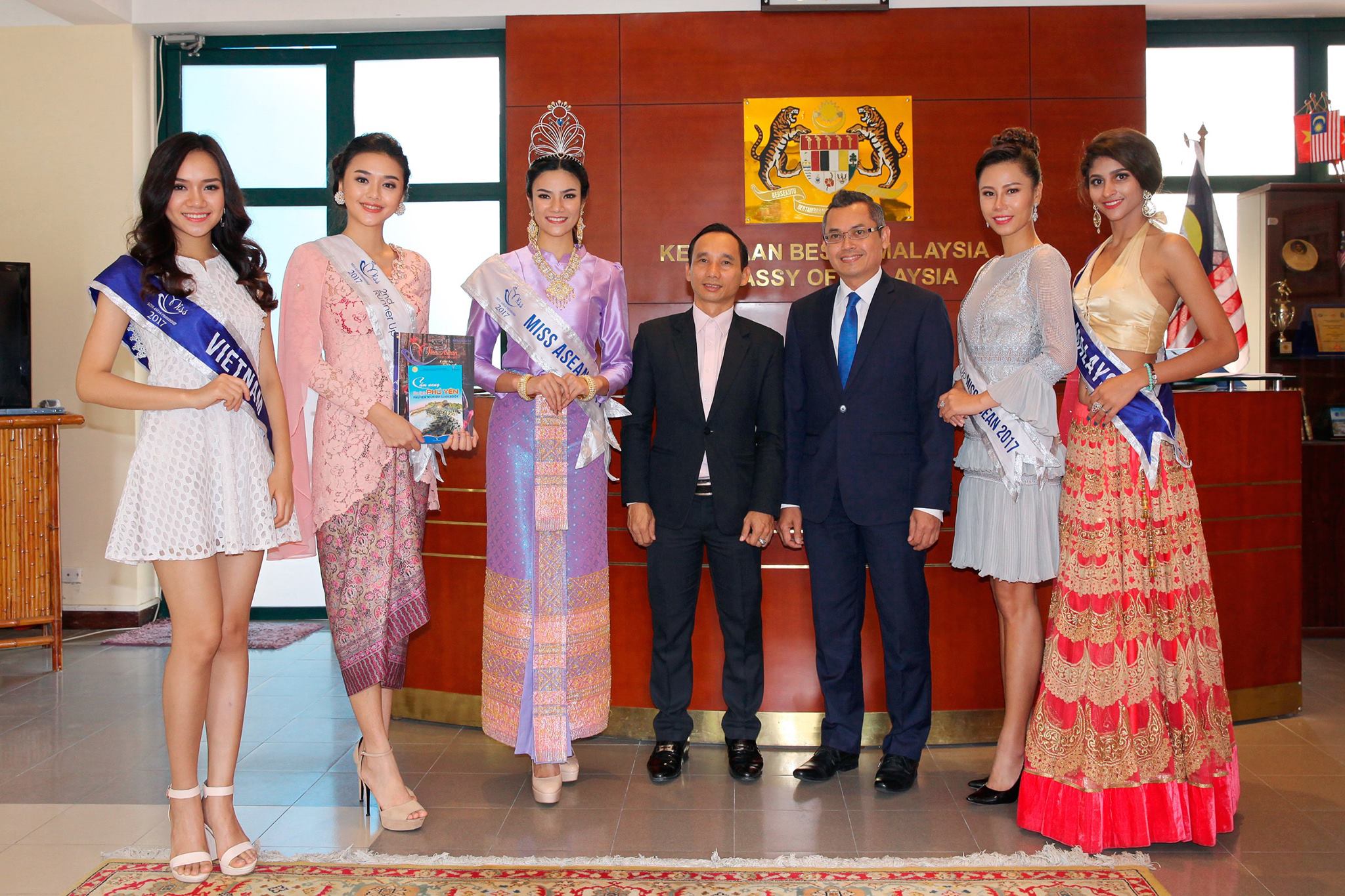 Đoàn Hoa hậu Hữu nghị ASEAN 2017 chụp ảnh cùng Phó đại sứ Malaysia Roslan Bin Sharif và ban Tổ chức giải