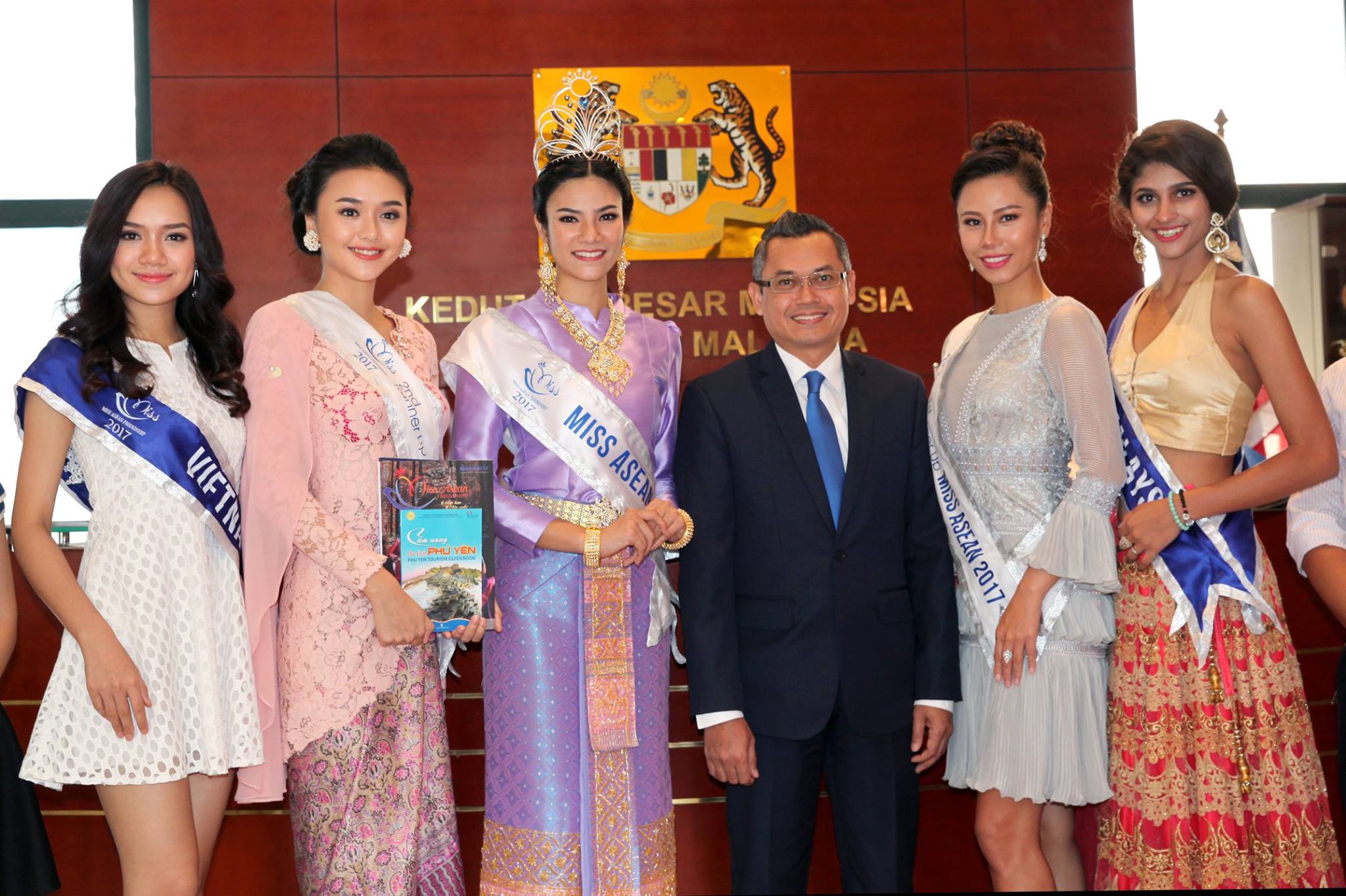 Phó đại sứ Malaysia Roslan Bin Sharif chụp ảnh cùng đoàn Hoa hậu Hữu nghị ASEAN 2017