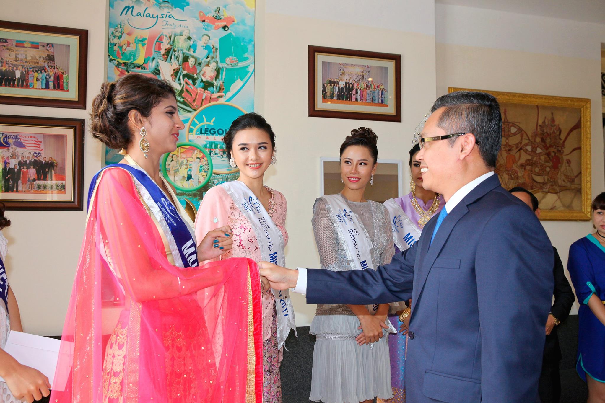 Tham tán/ Phó đại sứ Malaysia Roslan Bin Sharif chúc mừng người đẹp Tinaprit Kaur Dillon Balwant Singh đến từ Malaysia - Top 5 và là Người đẹp thân thiện của Miss ASEAN Frendship 2017