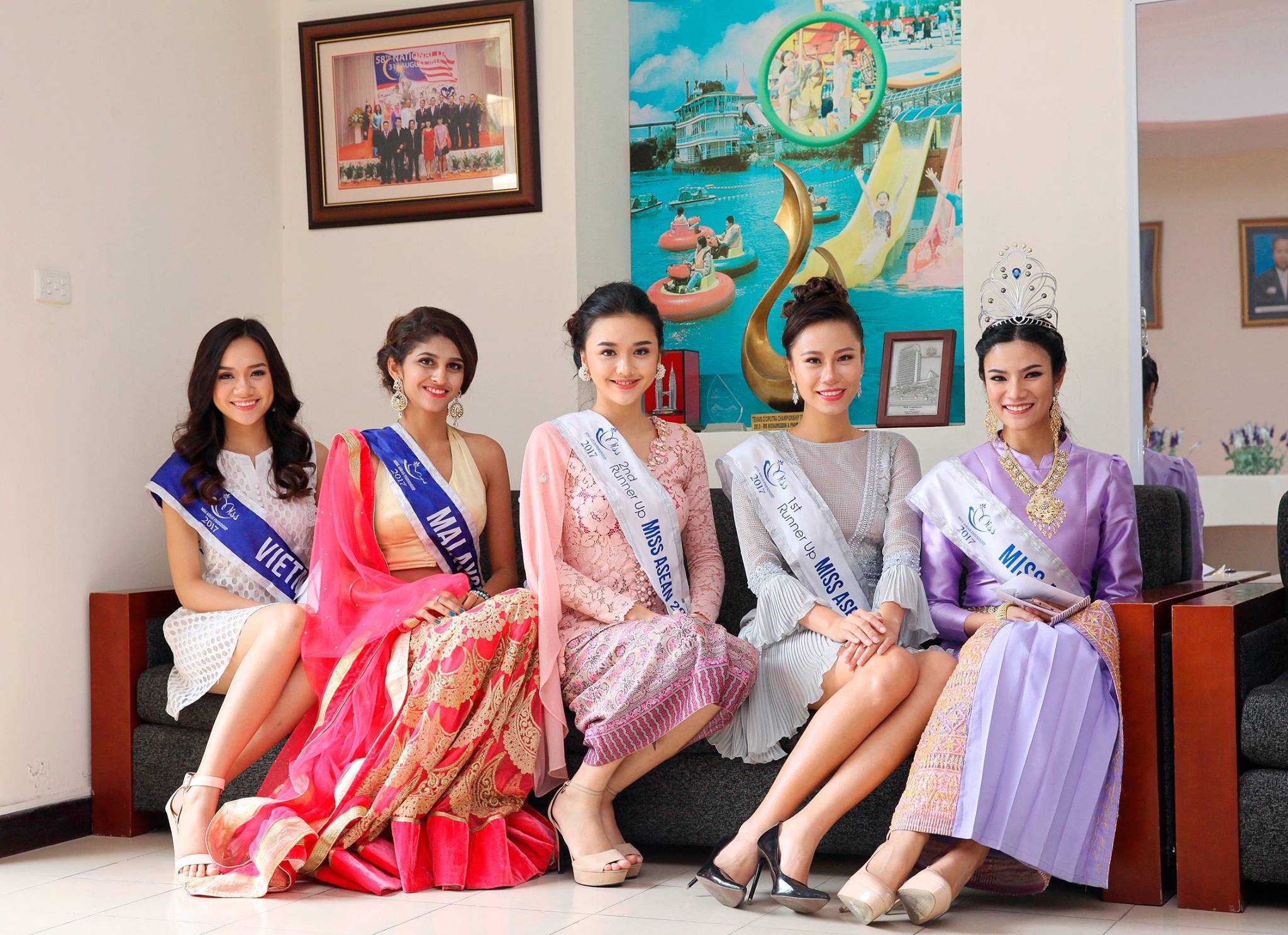 Hoa hậu, Á hậu và Top 10 Miss ASEAN Frendship 2017 vui vẻ thân thiện cùng các nhân viên Đại sứ