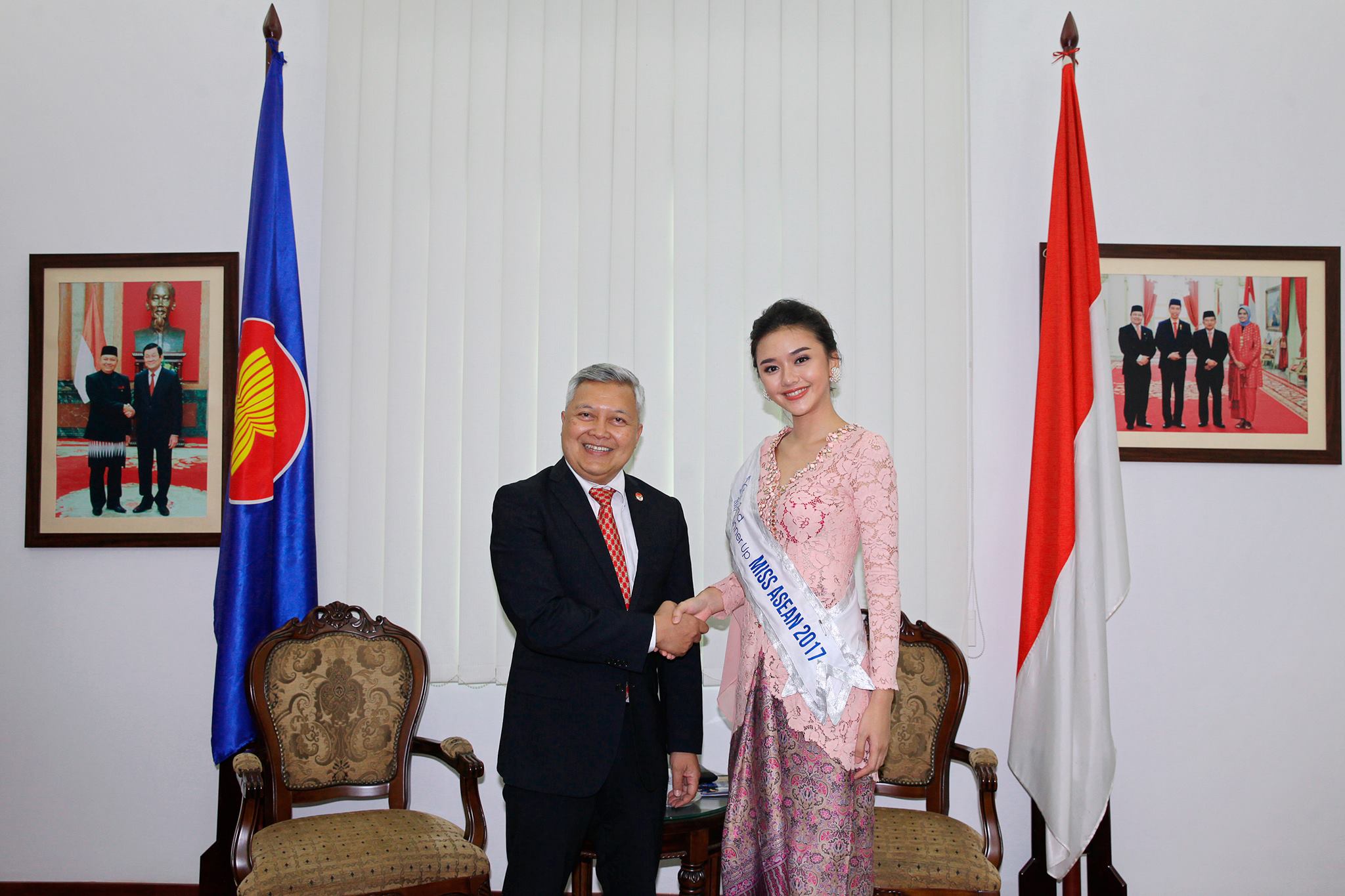 Ngài Ibnu Hadi, Đại sứ quán Indonesia chụp ảnh cùng Á hậu 2 Benedicta Heda Mercy Charis (Indonesia)
