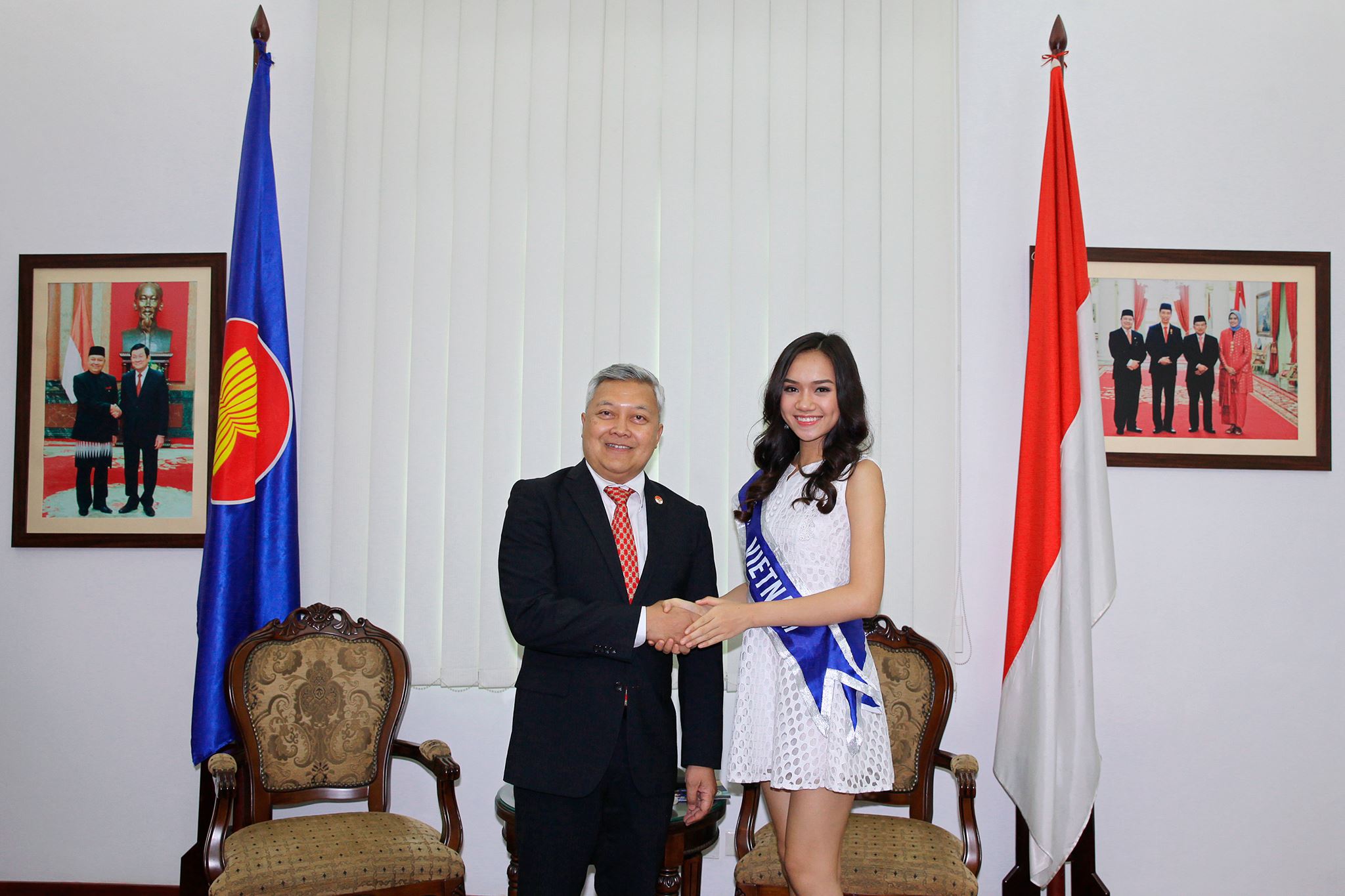 Ngài Ibnu Hadi, Đại sứ quán Indonesia chụp ảnh cùng người đẹp Tô Mai Thuỳ Dương